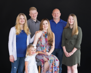 A family portrait image of Whitni Noyes, her husband and four children.