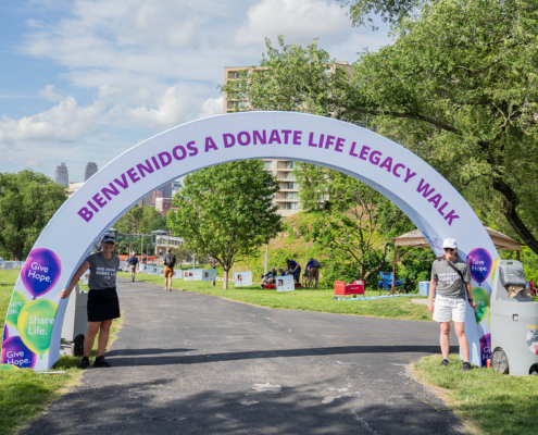 banner that says bienvenidos a donate life legacy walk